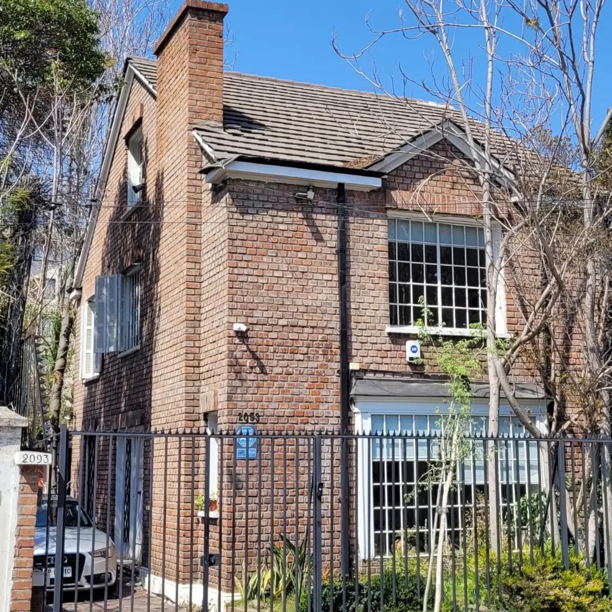Casa Estilo Ingles. Giro Comercial. 7 Ambientes, 3 Estaciona